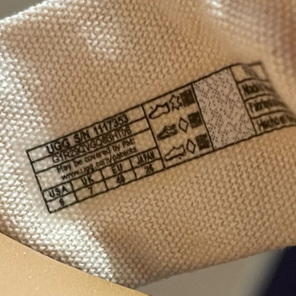 UGG Women's Yarrow Sandals size 9 Bnib - Picture 11 of 12